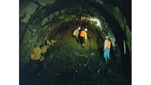 北宜高速公路坪林隧道導坑工程東洞口內，剪裂泥層後方之地下水奔騰而出，造成施工困難。
