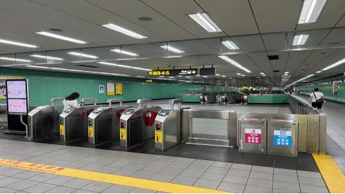 永春站編號為BL19，位於信義區忠孝東路五段的正下方，於2000年12月通車而啟用。永春站體為地下二層車站，設有5處出入口，地下一樓為大廳層;地下二樓為月台層，設有一座島式月台及半高式月台門。出口1、5與建商及地主進行聯合開發，興建兩幢住商混合大樓
&nbsp;