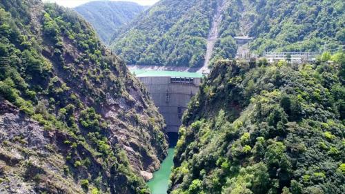 靜水池堰為下游圍堰，係混凝土重力式拱壩，高 39 公尺，將大壩下游近 300 公尺的河道形成水池，用以消除大壩排洪時洪水下瀉之衝擊能量。
&nbsp;