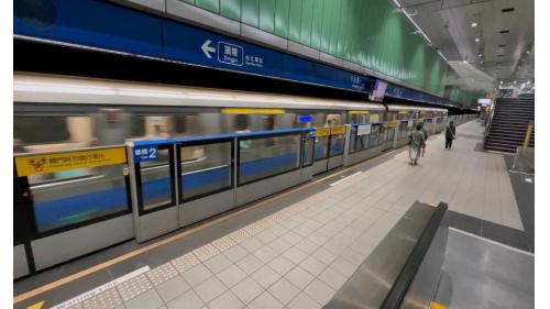 永春站站體為地下二層車站，設有5處出入口，地下一樓為大廳層;地下二樓為月台層，設有一座島式月台及半高式月台門。出口1、5與建商及地主進行聯合開發，興建兩幢住商混合大樓。【圖/地下二樓第二月台，板南線往頂埔/亞東醫院方向】
&nbsp;