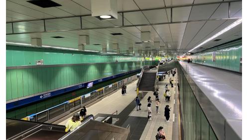 永春站站體為地下二層車站，設有5處出入口，地下一樓為大廳層;地下二樓為月台層，設有一座島式月台及半高式月台門。出口1、5與建商及地主進行聯合開發，興建兩幢住商混合大樓。【圖/地下二樓第二月台，板南線往頂埔/亞東醫院方向】