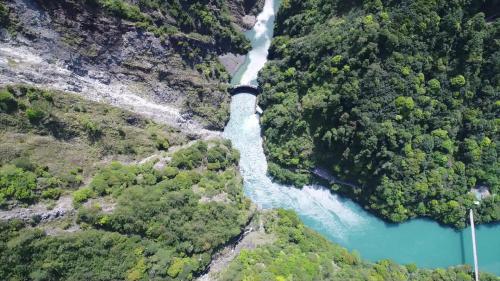 德基發電廠的尾水，經長約350公尺馬蹄型鋼筋混凝土襯砌隧道出口，匯聚了德基副壩靜水池餘水，排放到大甲溪本流中，供下游各發電廠發電。
&nbsp;