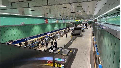 永春站站體為地下二層車站，設有5處出入口，地下一樓為大廳層;地下二樓為月台層，設有一座島式月台及半高式月台門。出口1、5與建商及地主進行聯合開發，興建兩幢住商混合大樓