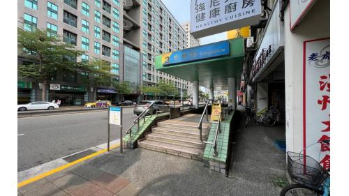 永春站站體為地下二層車站，設有5處出入口，地下一樓為大廳層;地下二樓為月台層，設有一座島式月台及半高式月台門。出口1、5與建商及地主進行聯合開發，興建兩幢住商混合大樓。
&nbsp;
