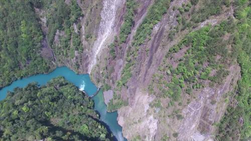 德基發電廠的尾水，經長約350公尺馬蹄型鋼筋混凝土襯砌隧道出口，匯聚了德基副壩靜水池餘水，排放到大甲溪本流中，供下游各發電廠發電。
&nbsp;