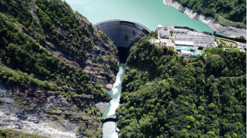 德基發電廠的尾水，經長約350公尺馬蹄型鋼筋混凝土襯砌隧道出口，匯聚了德基副壩靜水池餘水，排放到大甲溪本流中，供下游各發電廠發電。
&nbsp;