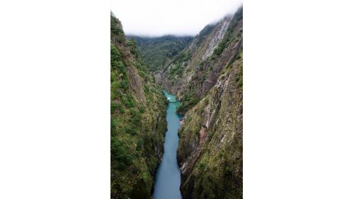 德基發電廠的尾水，經長約350公尺馬蹄型鋼筋混凝土襯砌隧道出口，匯聚了德基副壩靜水池餘水，排放到大甲溪本流中，供下游各發電廠發電。
&nbsp;