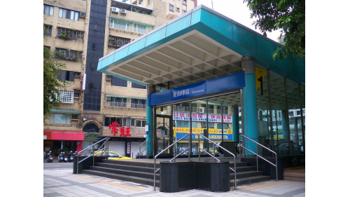 後山埤站副站名為五分埔商圈，位於忠孝東路六段上，於2000年12月通車後山埤站體為地下二層車站，地面層設有4處出入口，出口1、2位於車站南端，出口3、4位於車站北端，無障礙電梯位於出口3。【圖/1號出口，往五分埔商圈】
&nbsp;