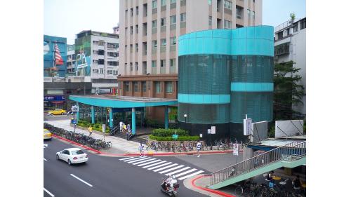 後山埤站副站名為五分埔商圈，位於忠孝東路六段上，於2000年12月通車後山埤站體為地下二層車站，地面層設有4處出入口，出口1、2位於車站南端，出口3、4位於車站北端，無障礙電梯位於出口3。【圖/2號出口，玉成公園，此出口設有共構住宅大樓
