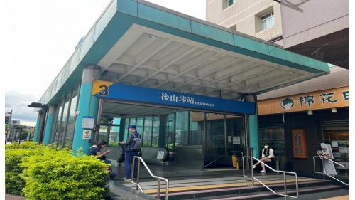 後山埤站副站名為五分埔商圈，位於忠孝東路六段上，於2000年12月通車後山埤站體為地下二層車站，地面層設有4處出入口，出口1、2位於車站南端，出口3、4位於車站北端，無障礙電梯位於出口3。【圖/3號出口，忠孝醫院】
&nbsp;