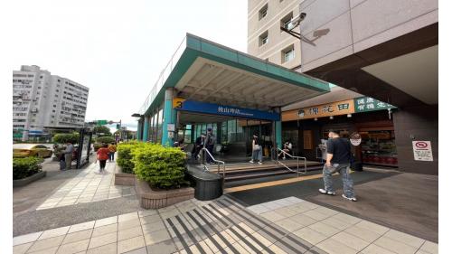 後山埤站副站名為五分埔商圈，位於忠孝東路六段上，於2000年12月通車後山埤站體為地下二層車站，地面層設有4處出入口，出口1、2位於車站南端，出口3、4位於車站北端，無障礙電梯位於出口3。【圖/3號出口，忠孝醫院】
