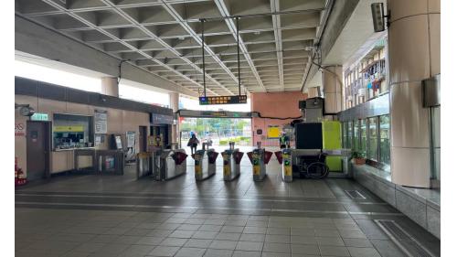 昆陽站編號為BL21，位於南港區忠孝東路六段，於2000年12月通車。昆陽站為地下二層車站，設有4處出入口，地下一樓為大廳層，地下二樓為月台層，設有一座島式月台及半高式月台門。
