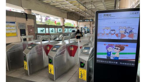 昆陽站編號為BL21，位於南港區忠孝東路六段，於2000年12月通車。昆陽站為地下二層車站，設有4處出入口，地下一樓為大廳層，地下二樓為月台層，設有一座島式月台及半高式月台門。
&nbsp;