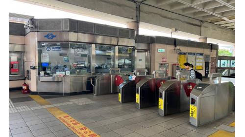 昆陽站編號為BL21，位於南港區忠孝東路六段，於2000年12月通車。昆陽站為地下二層車站，設有4處出入口，地下一樓為大廳層，地下二樓為月台層，設有一座島式月台及半高式月台門。
&nbsp;