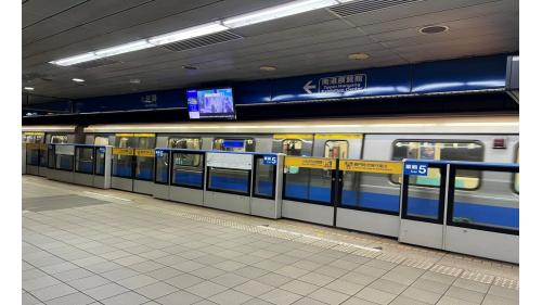 昆陽站編號為BL21，位於南港區忠孝東路六段，於2000年12月通車。昆陽站為地下二層車站，設有4處出入口，地下一樓為大廳層，地下二樓為月台層，設有一座島式月台及半高式月台門。【圖/昆陽站一月台-往南港展覽方向】
&nbsp;