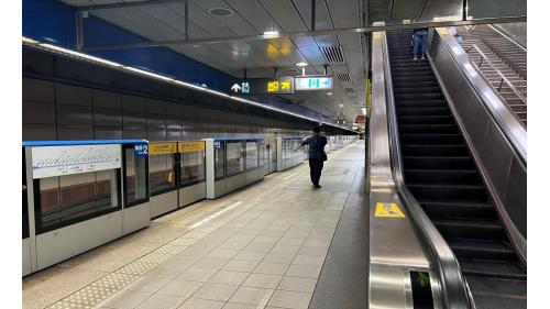 昆陽站編號為BL21，位於南港區忠孝東路六段，於2000年12月通車。昆陽站為地下二層車站，設有4處出入口，地下一樓為大廳層，地下二樓為月台層，設有一座島式月台及半高式月台門。【圖/昆陽站二月台-往頂埔/亞東醫院方向】