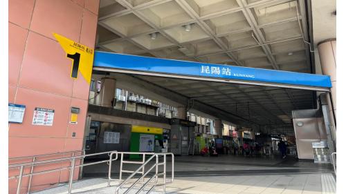 昆陽站編號為BL21，位於南港區忠孝東路六段，於2000年12月通車。昆陽站為地下二層車站，設有4處出入口，出口1、4位於車站南側，出口2、3位於車站北側，無障礙電梯接近出口4。【圖/昆陽站1號出口可通往國軍後勤指揮部】
&nbsp;