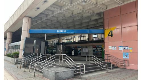 昆陽站編號為BL21，位於南港區忠孝東路六段，於2000年12月通車。昆陽站為地下二層車站，設有4處出入口，出口1、4位於車站南側，出口2、3位於車站北側，無障礙電梯接近出口4。【圖/昆陽站4號出口在昆陽街】