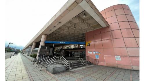 昆陽站編號為BL21，位於南港區忠孝東路六段，於2000年12月通車。昆陽站為地下二層車站，設有4處出入口，出口1、4位於車站南側，出口2、3位於車站北側，無障礙電梯接近出口4。【圖/昆陽站4號出口在昆陽街】