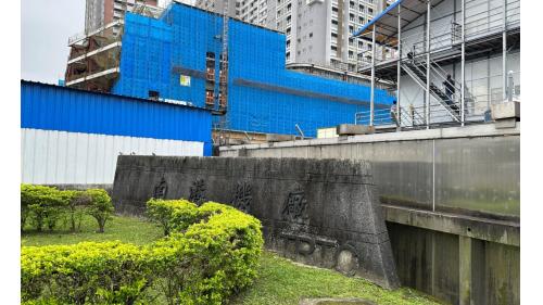 南港機廠位在南港區忠孝東路七段，規模為三級修護廠，主要提供車輛停駐、清洗、維修等，機廠面積約7.8公頃，廠內設有13條停車軌及1條修理用軌等，可容納13輛列車。南港機廠的興建，是為緩解北投機廠之負擔，以及作為板南線調度之用。