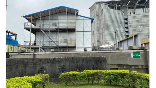 南港機廠位在南港區忠孝東路七段，規模為三級修護廠，主要提供車輛停駐、清洗、維修等，機廠面積約7.8公頃，廠內設有13條停車軌及1條修理用軌等，可容納13輛列車。南港機廠的興建，是為緩解北投機廠之負擔，以及作為板南線調度之用。
&nbsp;