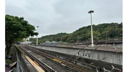 南港機廠位在南港區忠孝東路七段，規模為三級修護廠，主要提供車輛停駐、清洗、維修等，機廠面積約7.8公頃，廠內設有13條停車軌及1條修理用軌等，可容納13輛列車。南港機廠的興建，是為緩解北投機廠之負擔，以及作為板南線調度之用。
&nbsp;