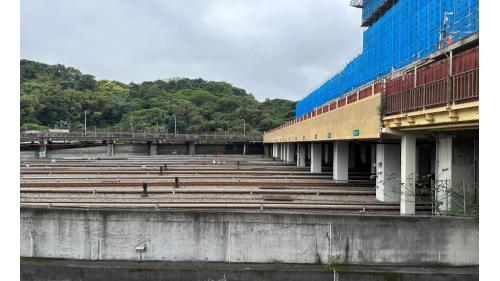 南港機廠位在南港區忠孝東路七段，規模為三級修護廠，主要提供車輛停駐、清洗、維修等，機廠面積約7.8公頃，廠內設有13條停車軌及1條修理用軌等，可容納13輛列車。南港機廠的興建，是為緩解北投機廠之負擔，以及作為板南線調度之用。
&nbsp;