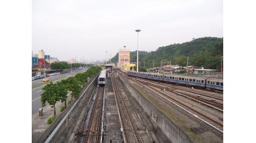 南港機廠位在南港區忠孝東路七段，規模為三級修護廠，主要提供車輛停駐、清洗、維修等，機廠面積約7.8公頃，廠內設有13條停車軌及1條修理用軌等，可容納13輛列車。南港機廠的興建，是為緩解北投機廠之負擔，以及作為板南線調度之用。
&nbsp;