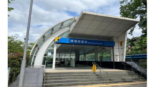 捷運南港站地面層１、２號出口位於車站南端忠孝東路七段。無障礙博愛電梯位於出口２。
&nbsp;