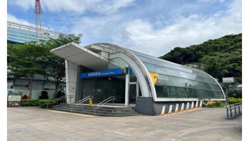 捷運南港站地面層１、２號出口位於車站南端忠孝東路七段。無障礙博愛電梯位於出口２。【圖/2號出口可往國家文官學院。】
&nbsp;