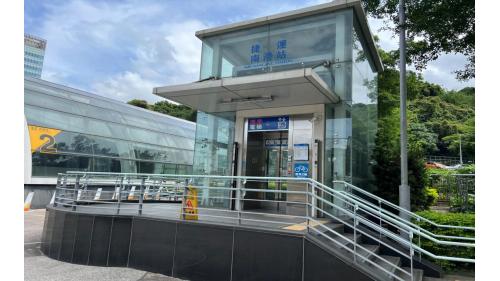 捷運南港站地面層１、２號出口位於車站南端忠孝東路七段。無障礙博愛電梯位於出口２。
&nbsp;