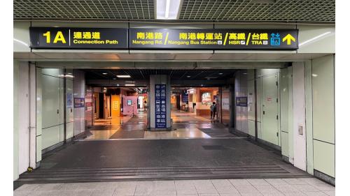 捷運南港站１Ａ、２Ａ出口位於地下１樓車站北端，博愛電梯位於出口２忠孝東路七段。
&nbsp;