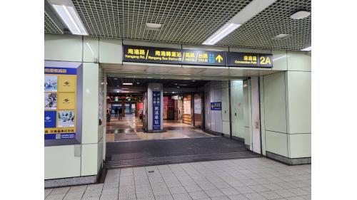 捷運南港站１Ａ、２Ａ出口位於地下１樓車站北端，博愛電梯位於出口２忠孝東路七段。