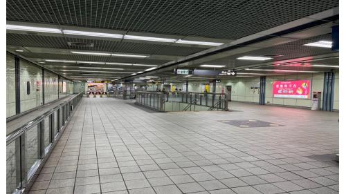 捷運南港站站體為地下兩層車站，地下１樓為大廳層，設置有車站大廳、詢問處、自動售票機、驗票閘門。【圖／南港站地下１樓大廳層驗票閘門】
&nbsp;
