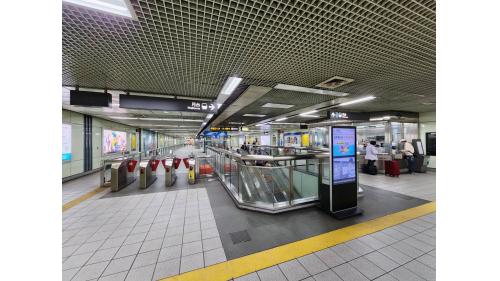 捷運南港站站體為地下兩層車站，地下１樓為大廳層，設置有車站大廳、詢問處、自動售票機、驗票閘門。【圖／南港站地下１樓大廳層驗票閘門】
&nbsp;