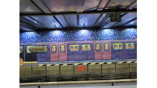 捷運南港站的公共藝術主題係採用台灣著名本土插畫藝術家幾米繪本「地下鐵」的內容，車站內共有六幅以藝術琺瑯板製成之彩色壁畫，相當搶眼令人驚艷，月台層亦設有公共藝術作品《捷運‧碼頭》，將南港站「捷運月台」視為「當代的轉運碼頭」。【圖/南港捷運公共藝術-幾米畫作】
&nbsp;