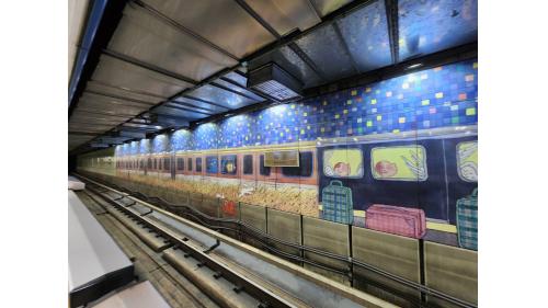 捷運南港站的公共藝術主題係採用台灣著名本土插畫藝術家幾米繪本「地下鐵」的內容，車站內共有六幅以藝術琺瑯板製成之彩色壁畫，相當搶眼令人驚艷，月台層亦設有公共藝術作品《捷運‧碼頭》，將南港站「捷運月台」視為「當代的轉運碼頭」。【圖/南港捷運公共藝術-幾米畫作】