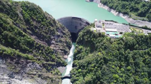 開關場及控制中心設在大壩左側的電廠上方，必坦鞍部開挖而成的平台，控制中心設在電廠上方地面，有高 210 公尺的直井相連，井內通電纜並設電梯。
&nbsp;