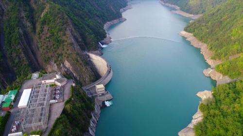 進水口是倚山而建傾斜式鋼筋混凝土建築，開關場及控制中心設在電廠上方必坦鞍部開挖而成的平台，控制中心設在電廠上方地面，有高 210 公尺的直井相連，井內通電纜並設電梯。
&nbsp;