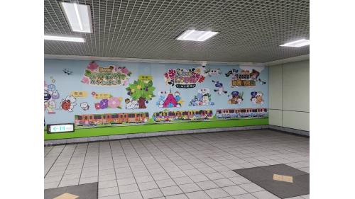 捷運南港站的公共藝術主題係採用台灣著名本土插畫藝術家幾米繪本「地下鐵」的內容，車站內共有六幅以藝術琺瑯板製成之彩色壁畫，相當搶眼令人驚艷，月台層亦設有公共藝術作品《捷運‧碼頭》，將南港站「捷運月台」視為「當代的轉運碼頭」。【圖/南港捷運公共藝術-幾米畫作】
&nbsp;
