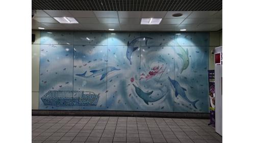 捷運南港站的公共藝術主題係採用台灣著名本土插畫藝術家幾米繪本「地下鐵」的內容，車站內共有六幅以藝術琺瑯板製成之彩色壁畫，相當搶眼令人驚艷，月台層亦設有公共藝術作品《捷運‧碼頭》，將南港站「捷運月台」視為「當代的轉運碼頭」。【圖/南港捷運公共藝術-幾米畫作】
&nbsp;