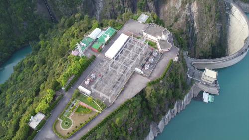 進水口是倚山而建傾斜式鋼筋混凝土建築，開關場及控制中心設在電廠上方必坦鞍部開挖而成的平台，控制中心設在電廠上方地面，有高 210 公尺的直井相連，井內通電纜並設電梯。
&nbsp;