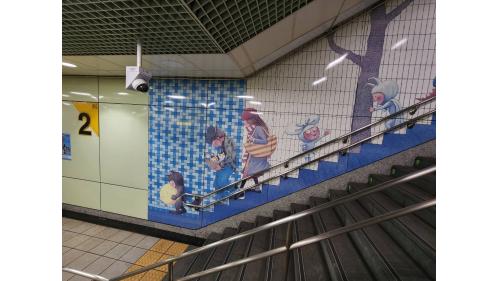 捷運南港站的公共藝術主題係採用台灣著名本土插畫藝術家幾米繪本「地下鐵」的內容，車站內共有六幅以藝術琺瑯板製成之彩色壁畫，相當搶眼令人驚艷，月台層亦設有公共藝術作品《捷運‧碼頭》，將南港站「捷運月台」視為「當代的轉運碼頭」。【圖/南港捷運公共藝術-幾米畫作】
&nbsp;