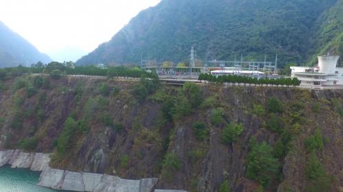 開關場及控制中心設在電廠上方必坦鞍部開挖而成的平台，控制中心設在電廠上方地面，有高 210 公尺的直井相連，井內通電纜並設電梯。
&nbsp;