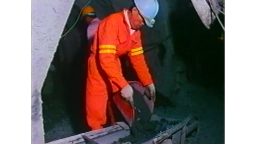 &nbsp;         迂迴隧道斷面僅4.5平方公尺，空間狹小，必須完全以人力進行。