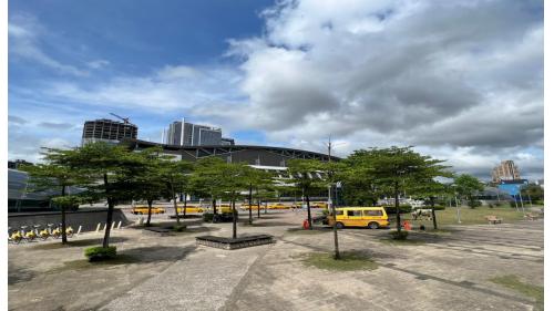 南港展覽館站為地上地下各三層車站，設有8處出入口，地下一樓為轉乘通道層，地下二樓為板南線大廳層，地下三樓為板南線月台層，地上一樓為文湖線大廳層，地上三樓為文湖線月台層，兩月台各設有島式月台及全高式月台門。在南港展覽館站內多處皆設有公共藝術。
&nbsp;
