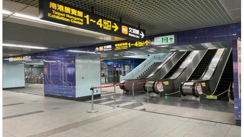 南港展覽館站為地上地下各三層車站，設有8處出入口，地下一樓為轉乘通道層，地下二樓為板南線大廳層，地下三樓為板南線月台層，地上一樓為文湖線大廳層，地上三樓為文湖線月台層，兩月台各設有島式月台及全高式月台門。在南港展覽館站內多處皆設有公共藝術。
&nbsp;
