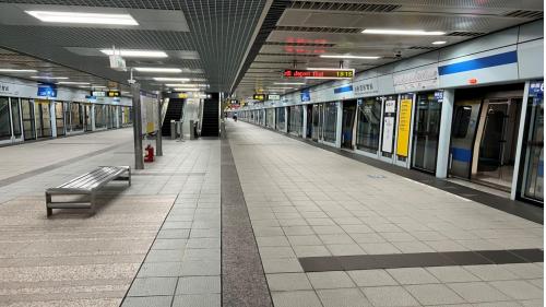 南港展覽館站為地上地下各三層車站，設有8處出入口，地下一樓為轉乘通道層，地下二樓為板南線大廳層，地下三樓為板南線月台層，地上一樓為文湖線大廳層，地上三樓為文湖線月台層，兩月台各設有島式月台及全高式月台門。在南港展覽館站內多處皆設有公共藝術。【一月台板南線往頂埔/亞東醫院方向；二月台板南線往頂埔/亞東醫院衣向】
&nbsp;