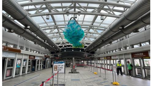 南港展覽館站為地上地下各三層車站，設有8處出入口，地下一樓為轉乘通道層，地下二樓為板南線大廳層，地下三樓為板南線月台層，地上一樓為文湖線大廳層，地上三樓為文湖線月台層，兩月台各設有島式月台及全高式月台門。在南港展覽館站內多處皆設有公共藝術。【地上三樓文湖線一月台僅提供旅客下車，不開放上連；二月台往動物園方向。】