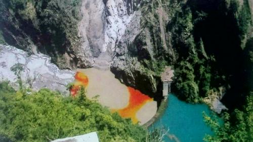 2004年敏督利颱風造成德基水庫至青山水庫間右岸土石崩落阻塞河道，尾水隧道出口段河道水位升高，溪水灌入地下廠房。
&nbsp;